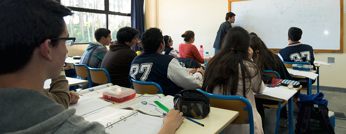 Sistema Público de enseñanza francés con algunas adaptaciones que permiten la formación de futuros ciudadanos guatemaltecos